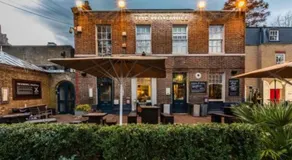 Clapham 3-Bed Flat Sleeps 6 with Free Parking - Image 4
