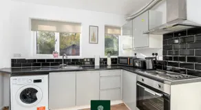 3 Bed House with King Size bed near Uni and QMC - Image 5
