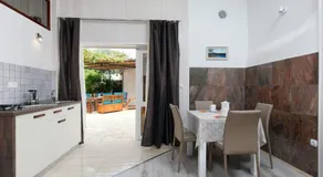 Holiday Home Luxurioses Haus direkt am Strand- große Terrasse- Pool by Interhome - Image 5