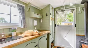 Ewe Retreat Shepherds Hut - Image 3