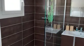 Chambre privée au coeur d'une pinède dans un quartier résidentiel - Image 2