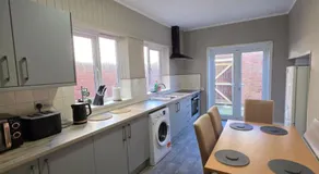 Kings Road Modern Home - 7 Beds - Ideal for Workers - Image 3
