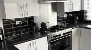 Stylish 4BR Home - Sleeps 7 - Parking & WiFi - Image 3