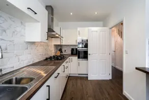 London 4-Bed in Coulsdon, 20 mins Gatwick, Parking - Image 4
