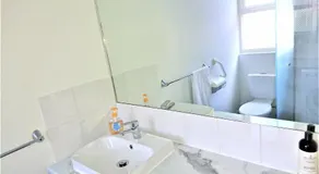 Hi 5 Glenelg Studio Apartment - Image 2