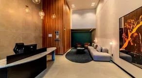 Apartamento 2 Quartos Premium com Suíte no Centro com Piscina, Academia e Garagem - Prédio de Alto Padrão - Image 3