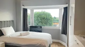 Spacious 4BR near Nec,Bhx, M6-M42 with Parking - Image 2