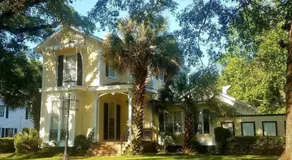 Spacious 5 Bedroom Home Near Downtown with Free Parking WiFi and Deck - Image 3