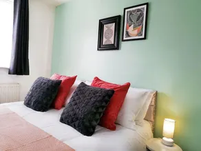 Serviced Apartment, Parking, Netflix, Sleeps 4 - Image 3
