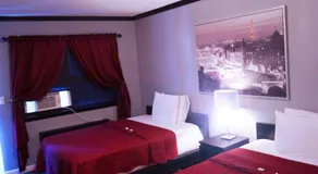 Central Motel Courtyard - Image 2