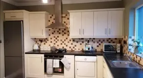 2 Bed Flat - Sleeps 4 - Garden - Parking - Wifi - Image 3