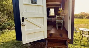 Shepherd's Hut near Oxford - Image 4
