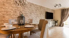 Luxury 3 Bed Home by the Lake - Image 3