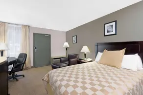 Howard Johnson by Wyndham Cleveland Airport - Image 3