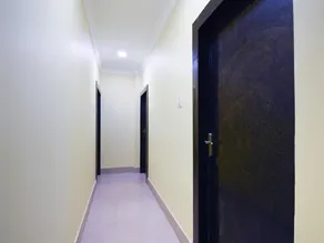 OYO 38746 Hotel Blue Star - Image 4