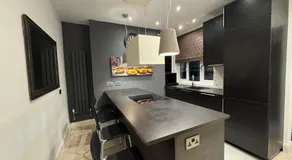 Bright Modern 3-Beds Flat in Town Centre - Image 3