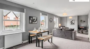 Stylish 2 Bed, 2 Bath Apartment with Free Parking - Image 4