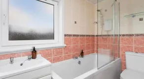 Modern 3Bed home near airport with free parking - Image 2
