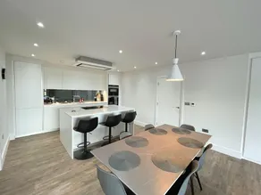 Luxury 2 Bedroom Apt with Parking - Image 4