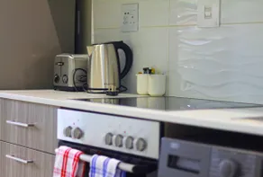 Neat and cozy apartment in central Rosebank with unlimited Wi-Fi and backup power - Image 5