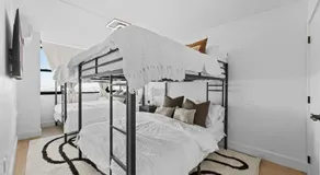 Luxury Oasis Near NYC Met life Sleeps 12 - Image 2