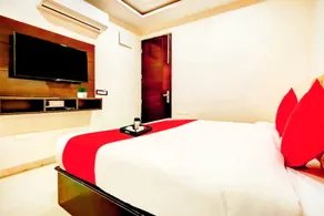 Hotel Lycoris Zirakpur -Near Chandigarh Airport l Free Parking l Family Friendly Rooms - Image 2