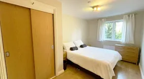 Travaal - 2 Bed Serviced Apartment Farnborough - Image 2