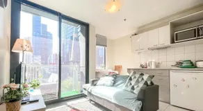 Compact 2B Apt-In The Heart of Melbourne - Image 2