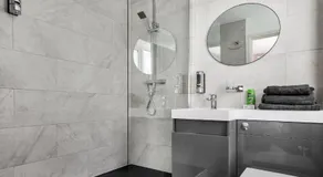 Emerald En-suite in Derby - Image 5