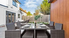 AC Family Home 4BR Sleeps 8 Garden Wifi & Parking - Image 3