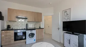 2 Bedroom Flat in the heart of Southend Sleeps 6 - Pass the Keys - Image 3