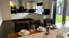 Large 5 Bedroom House Sleeps 10 Ideal for Contractors - Image 5