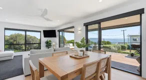 'The Bay Escape' Opossum Bay a beach side suburb 40 mins to city - Image 2