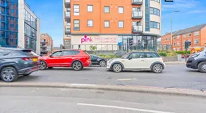 Central Reading, 2 Bedroom Apartment, Secure Parking, Skyline View - Image 3