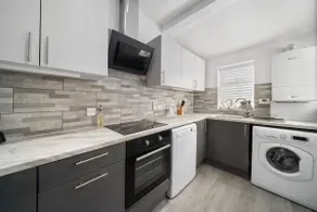 Stylish Modern 3 Bedroom Home with Garden - Image 3