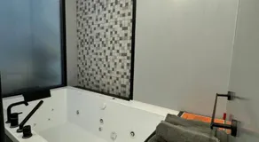 Dislocati BnB - Jacuzzi privata - Cucina - TV60" - Minimal Luxury - Image 3