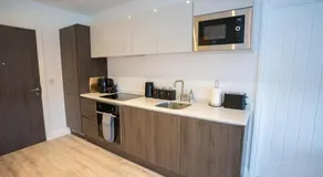 Luxury 1-Bed Flat - Free Parking - Image 3