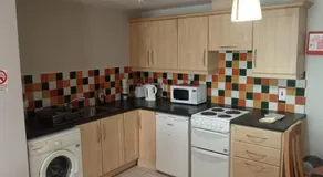 Central 2-Bed Apt Sleeps 5 above Great Derry Pub - Image 3