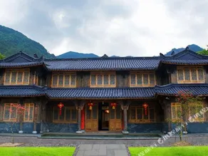 Wolongge Courtyard - Image 2