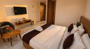 Hotel The Montara Near Ganga Ghat - Image 5