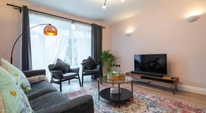 Nature Inspired Bungalow with 3 rooms - 10 mins from Manchester Airport - Image 2