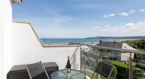 2 Bed Sea View Apartment with Balcony Parking - Pass the Keys - Image 4