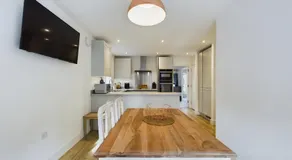 Westbury Getaway - Large 3 Bedroom House - Image 2