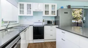 Charme und Komfort in dieser Erdgeschosswohnung mit Blick auf das Wasser! Welsby Pde, Bongaree - Image 3