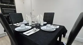 Luxury One Bedroom En-suite with Free Parking - Image 3