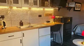 BELFAST COSY CABIN - Image 3