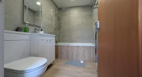 Numero Uno Ensuite 3BR Flat Hot Tub Wifi Parking Contractor and Group Friendly - Image 2