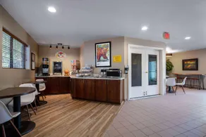 Super 8 By Wyndham St. Regis - Image 4