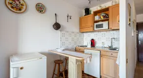 Appartement de vacances avec piscine, internet haut débit et jardin | Vue jardin | Adapté au travail à distance - Image 5