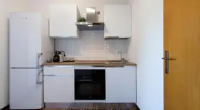 Emilia Modern Apartment with Free Parking - Image 4